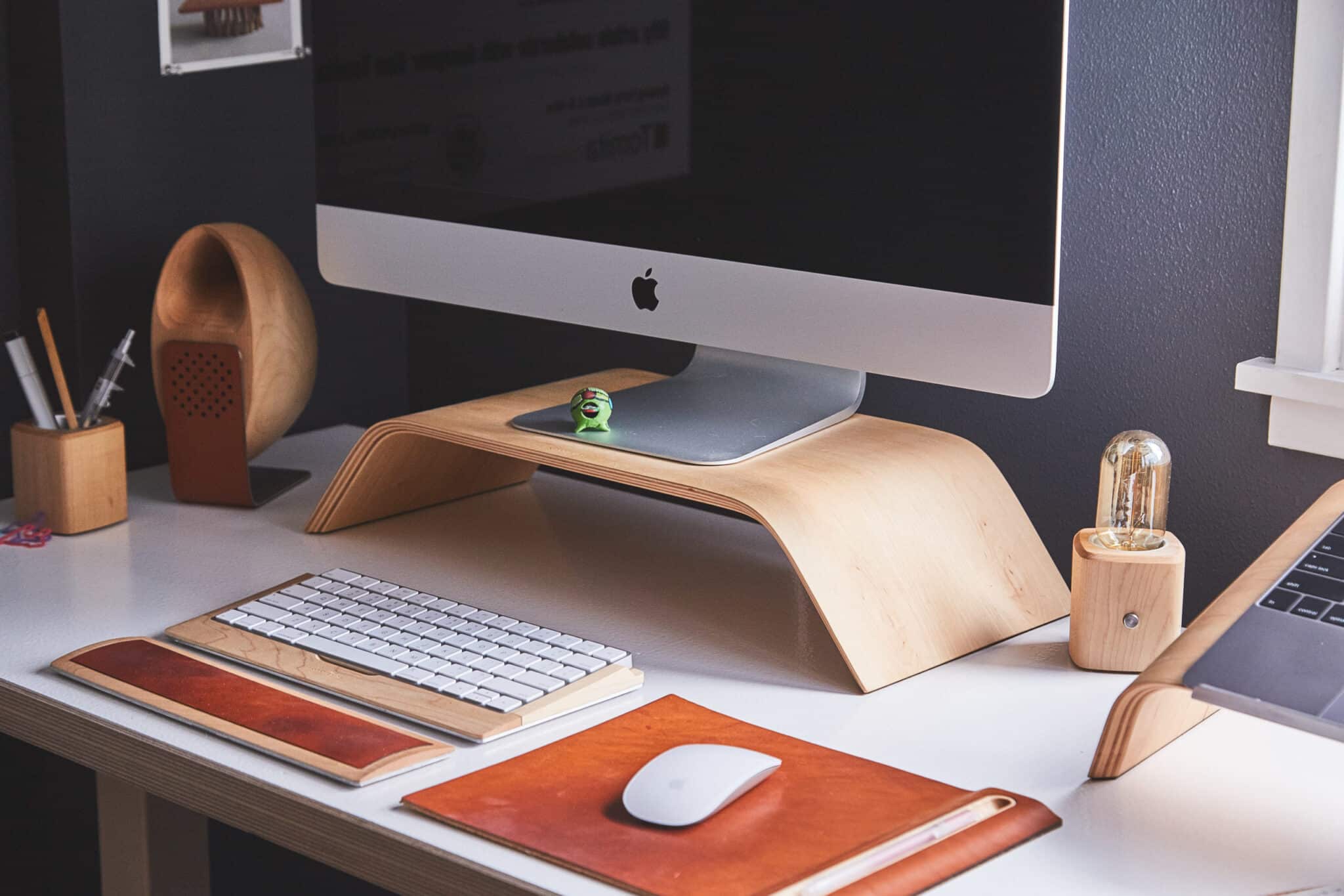 Organized desk to improve productivity.